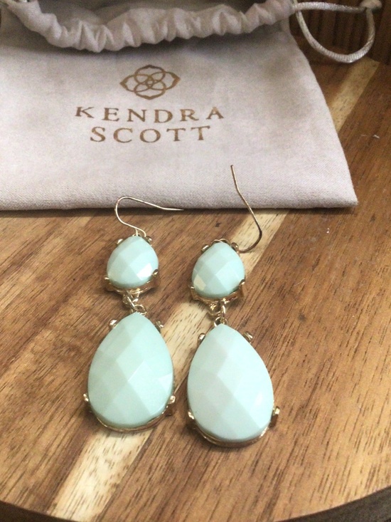 Kendra Scott Jewelry - Kendra Scott mint green earrings with bag.